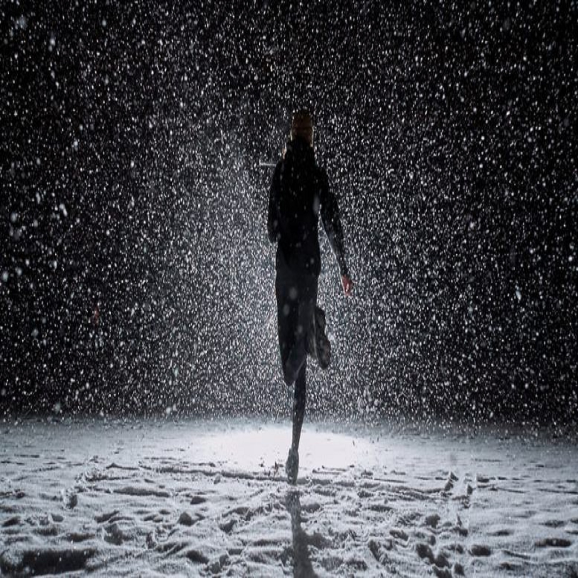 Rain back. Человек бежит в темноте. Бег под дождем. Человек идет по снегу. Человек под дождем.